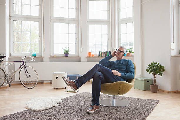 Personne installée confortablement dans un intérieur lumineux, en train de se détendre. Une scène calme et chaleureuse qui évoque le repos comme maniere de recharger les batteries.