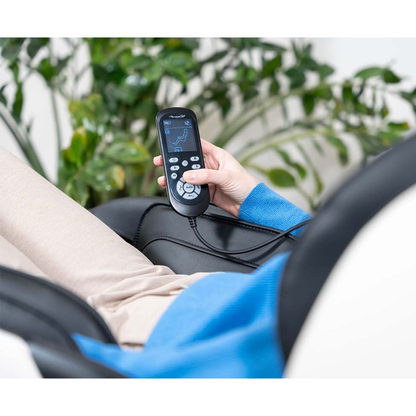 Télécommande en main du fauteuil MSW-310 Pro