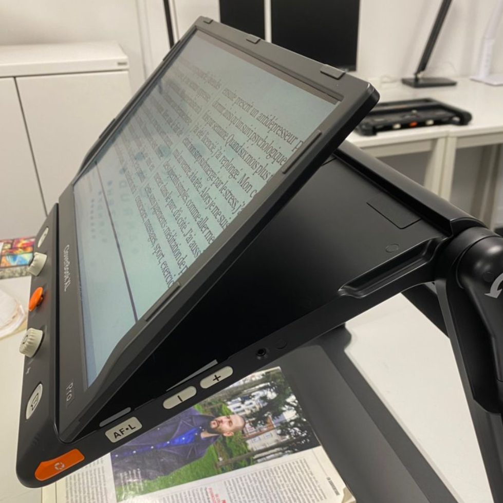 Loupe électronique  CloverBookXL montrant l'inclinaison adaptable de l'écran