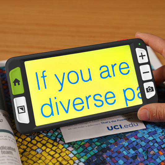 la loupe électronique Luna 6 de Zoomax est utilisée pour lire un texte avec agrandissement maximal