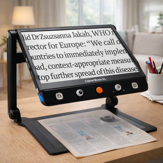 La loupe électronique Clover Book XL est placée sur une table en bois dans un salon