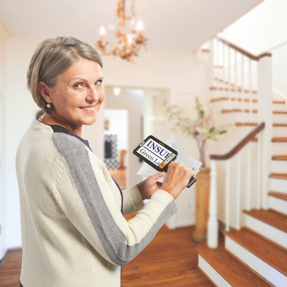 Femme souriante utilisant la loupe électronique Explore 5 à la maison