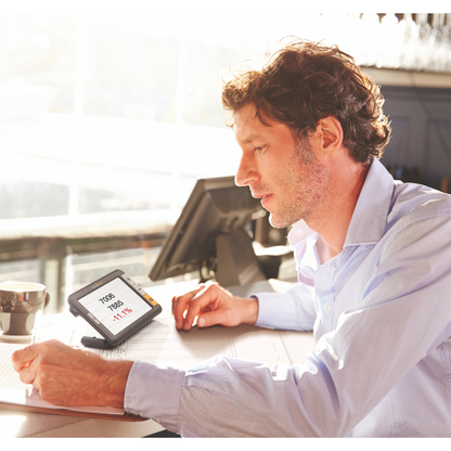 Homme utilisant la loupe électronique Explore 5 au travail