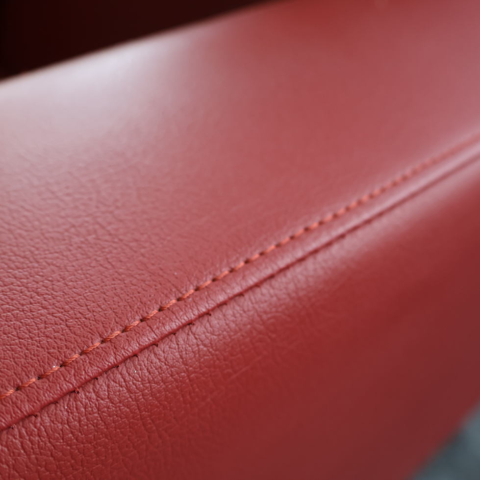 Détail de l'accoudoir du fauteuil massant Silver Primera rouge