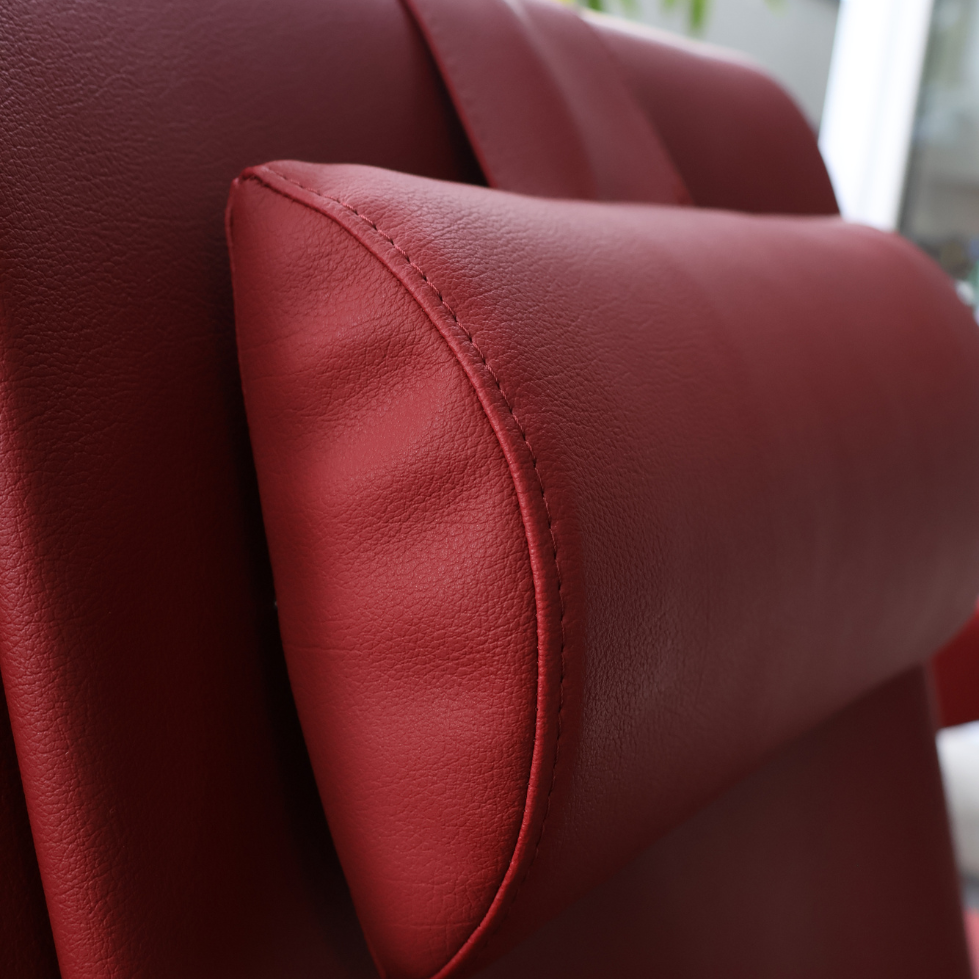 Détail du coussin de tête du fauteuil Silver Primera rouge
