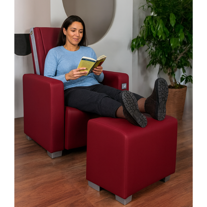 Femme avec les pieds sur le repose-pieds du fauteuil Silver Primera