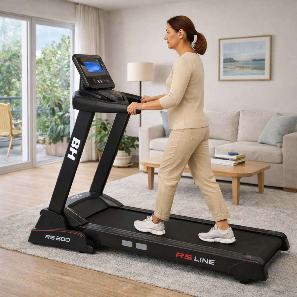 Femme utilisant le tapis de course G6176 rs800 de BH Fitness dans son salon lumineux