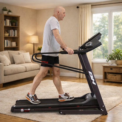 tapis_de_course-Pioneer_Senior_G6484H-de_profil_avec_homme dans un salon cosy