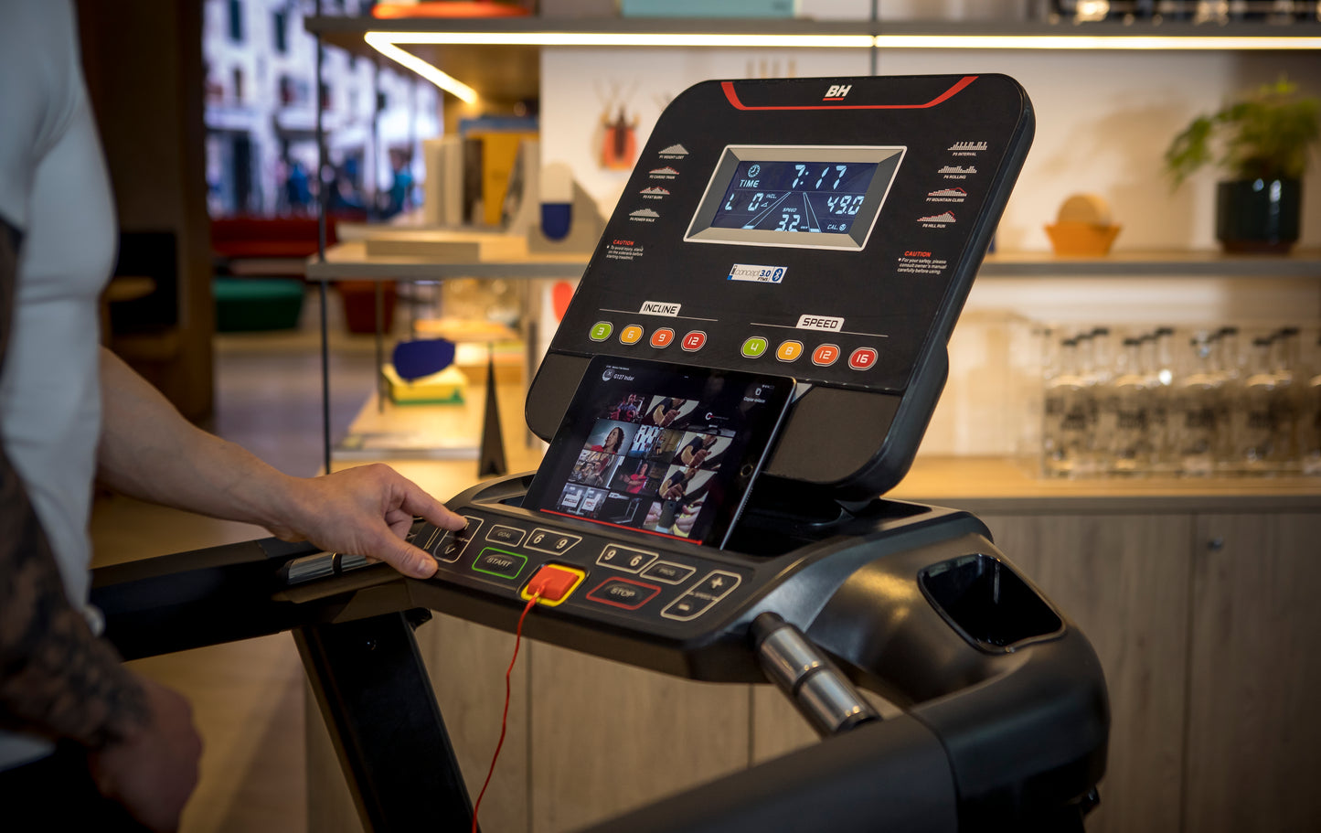 Detail du moniteur et connectivite sur le tapis de course G6176rs800