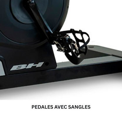 Vu de detail des pédales avec sangle pour plus de sécurité