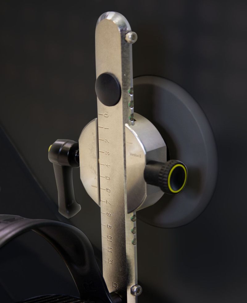 Gros plan sur un mécanisme d’ajustement numéroté d’un appareil de fitness, permettant de régler précisément la position ou la résistance.